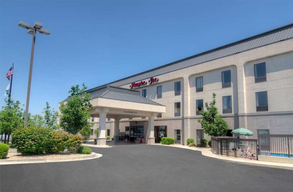 Hampton Inn Сент-Роберт Экстерьер фото