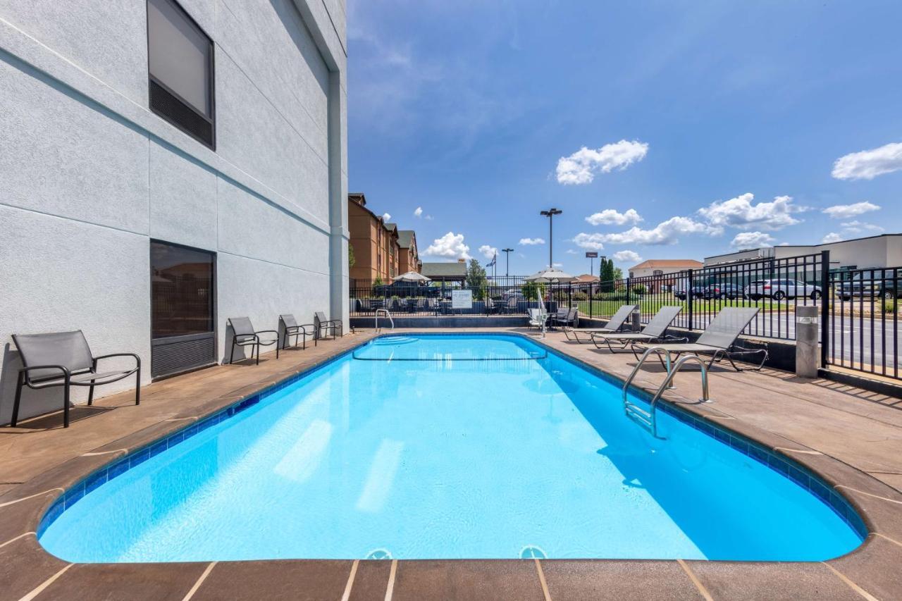 Hampton Inn Сент-Роберт Экстерьер фото