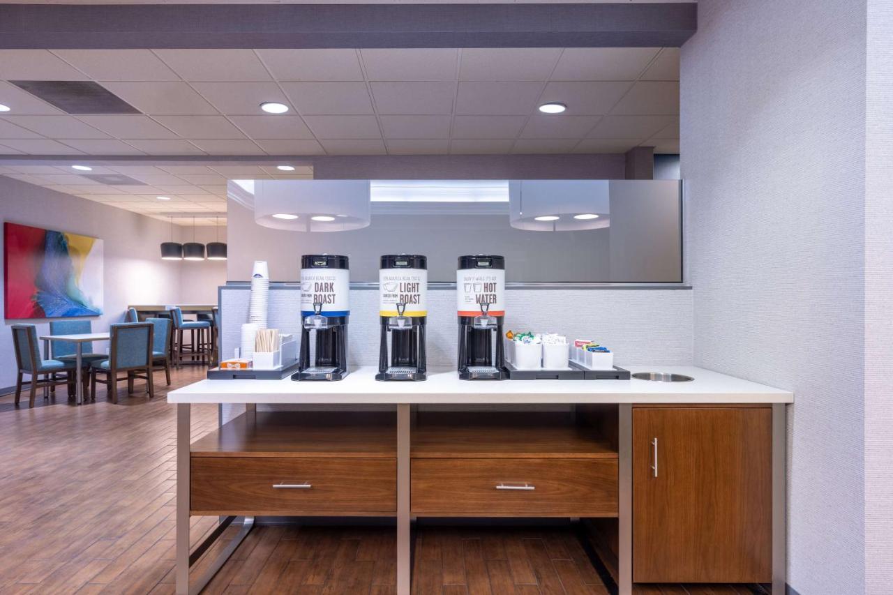 Hampton Inn Сент-Роберт Экстерьер фото