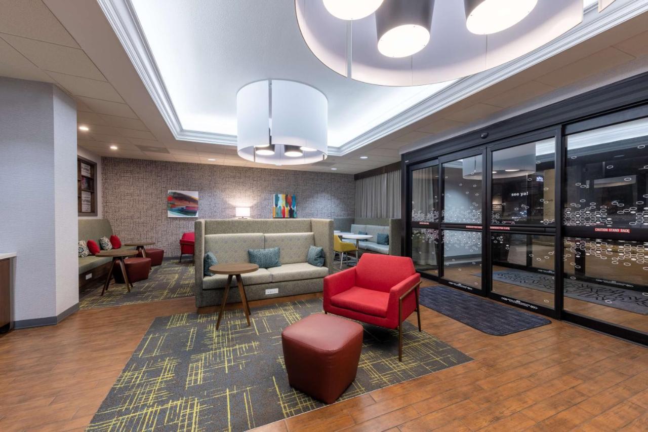 Hampton Inn Сент-Роберт Экстерьер фото
