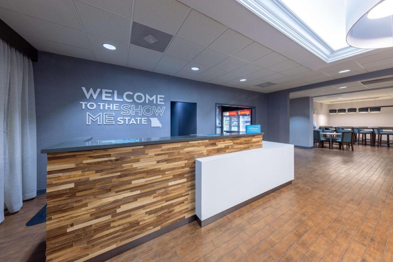 Hampton Inn Сент-Роберт Экстерьер фото