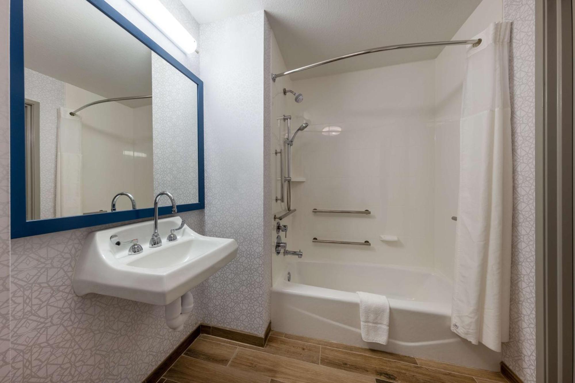 Hampton Inn Сент-Роберт Экстерьер фото