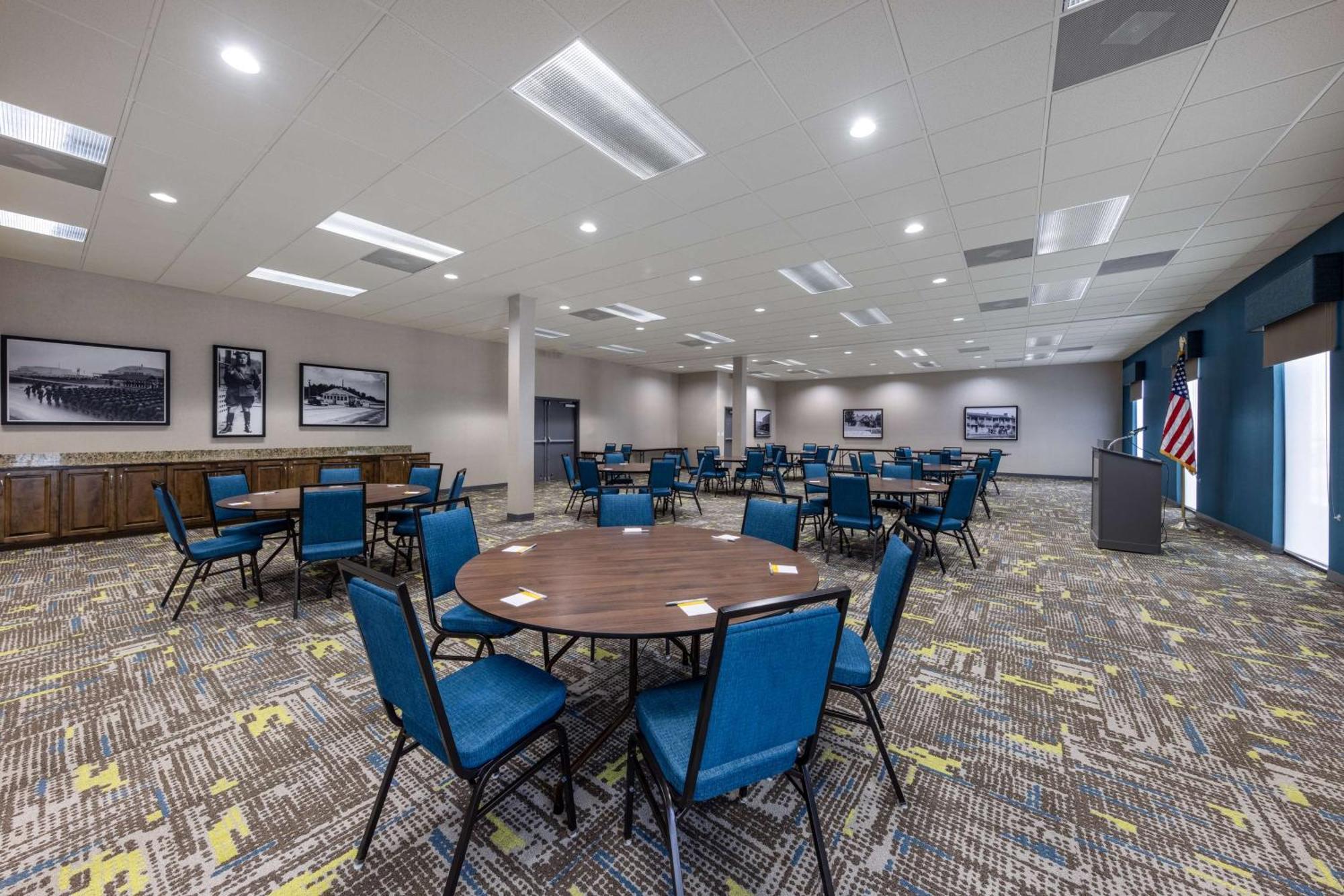 Hampton Inn Сент-Роберт Экстерьер фото
