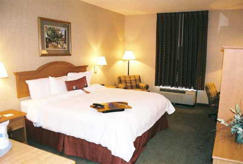 Hampton Inn Сент-Роберт Номер фото